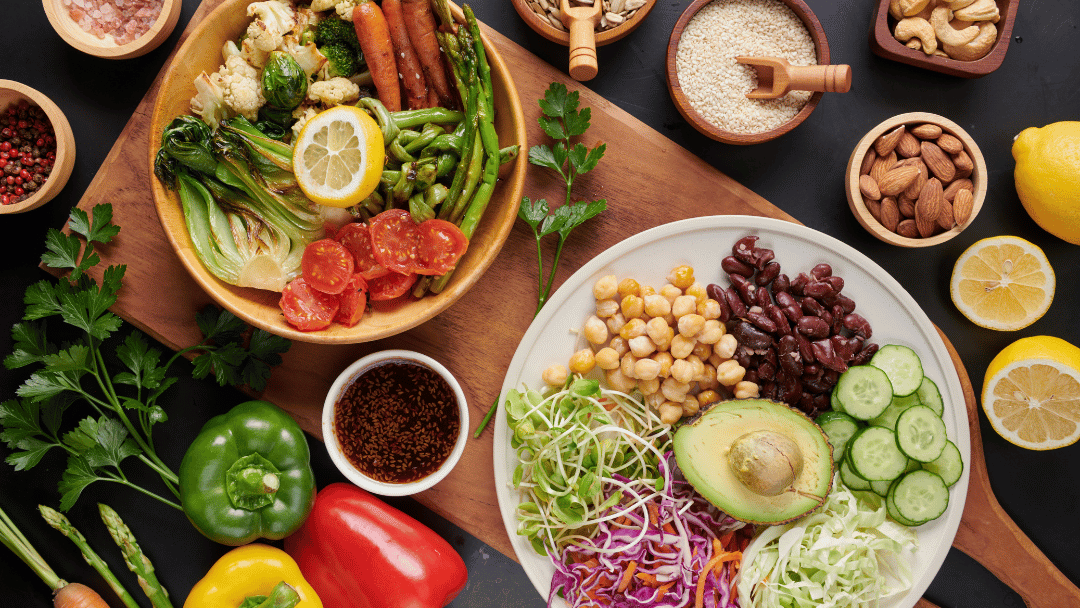 mesa repleta de alimentos saudáveis, frutas, verduras e legumes